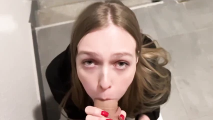 Моя девушка в подъезде сделала минет