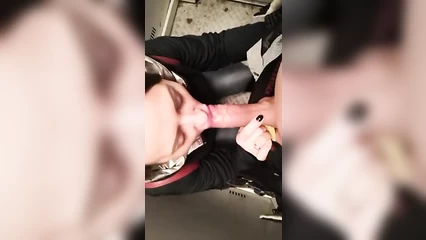Отсосала незнакомому мужику в лифте